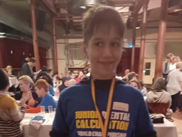 Калоян Гешев стана новия световен шампион по умствена скоростна математика