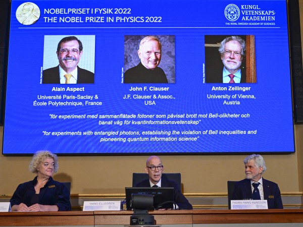 Трима учени бяха удостоени с Нобеловата награда за физика, съобщи