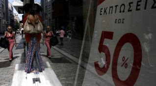 В Гърция обмислят да икономисват ток като затворят магазините по рано