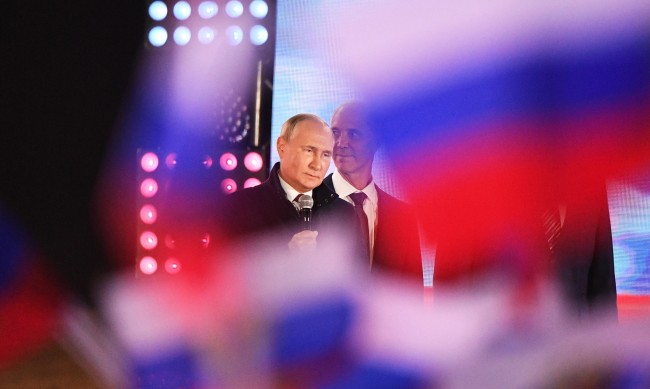 Путин на 70: Вместо в тайгата с Шойгу, сам в бункера с книга в ръка 