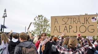 Протестите на учителите в Унгария продължават съобщи Фигаро В демонстрациите