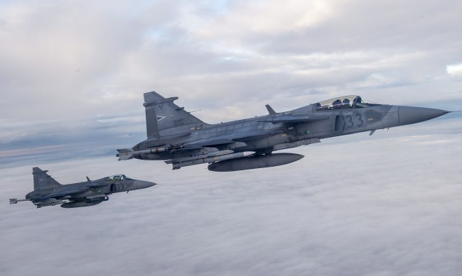 МО: Поискани са оферти от Швеция, Франция, Израел и САЩ за военни самолети 