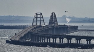 Движението на коли и камиони по Кримския мост беше подновено