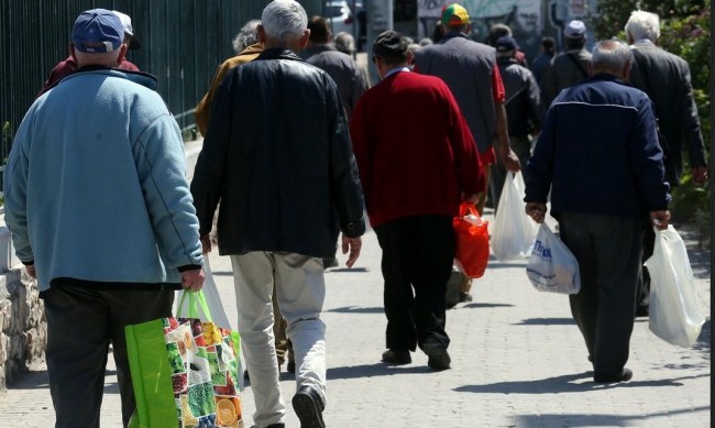 Цели 28% от гърците разчитат на социални помощи