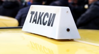 Близки и познати на таксиметровия шофьор който почина след инцидент