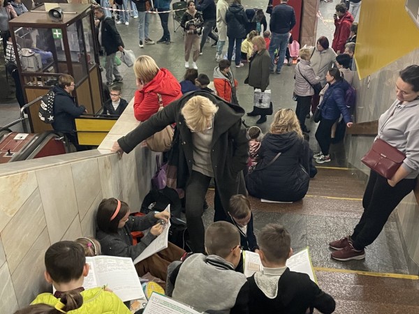 Снимка: Киевчани пяха в метрото, криейки се от бомбите