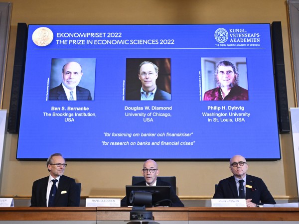 Трима души получиха тазгодишната Нобелова награда за икономика, съобщи Гардиън.