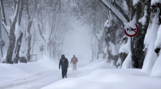 Сняг заваля в окръг Ардахан в Турция съобщи агенция Анадола