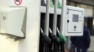 Бензинът в България за изминалия един месец е поевтинял с