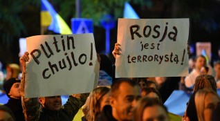 Хиляди протестираха вчера вечерта пред руското посолство във Варшава в