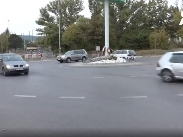 Кръговото кръстовище в Шумен, където 18-годишен уби с джипа си