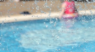 Петгодишно момиченце от България се е удавило в басейн в