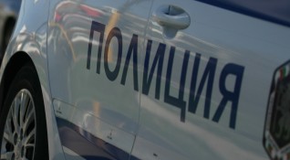 Жена от Габрово блъсна два полицейски автомобила в опит да