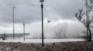 Дъжд силен вятър и градушки обхванаха Гърция в последните часове