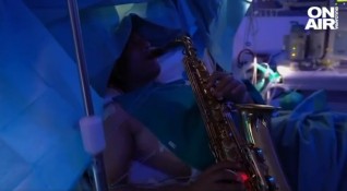 Музикант свири 9 часа на саксофон докато му правят тежка