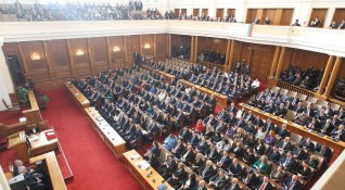 Лидерът на Възраждане Костадин Костадинов наруши протокола в първия работен