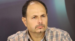 Д р Георги Проданов е преподавател главен асистент в Нов български