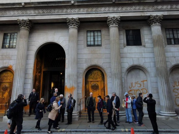Активистите Just Stop Oil напръскаха с оранжева боя Министерството на