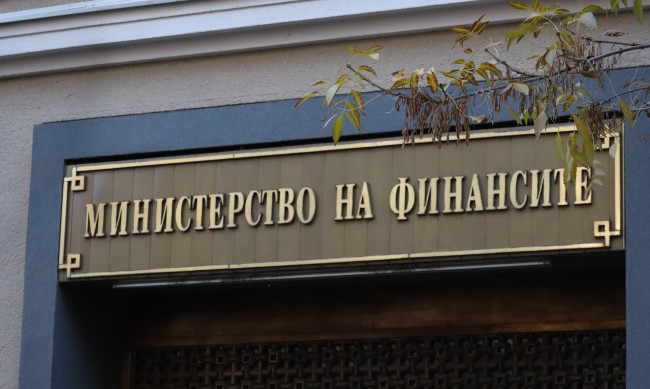 МФ: Служебното правителство не работи в услуга на "Лукойл"