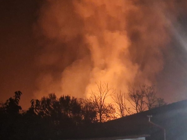 Снимка: БГНЕС Пожар гори в двора на завод Арсенал в