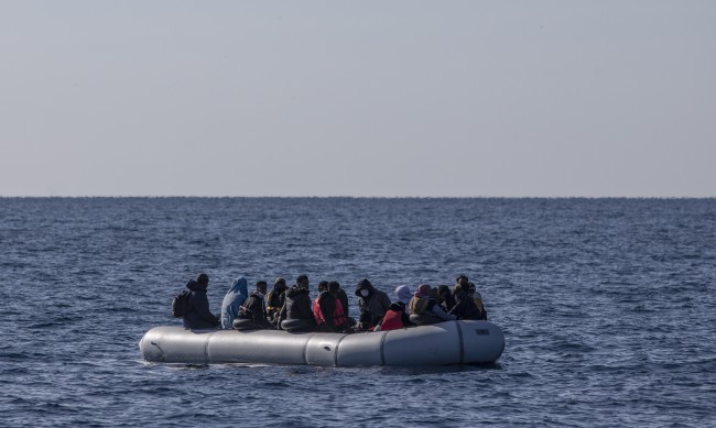 Лодка с над 60 мигранти потъна в Егейско море