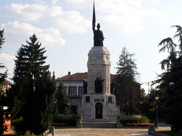 Неизвестни засега вандали поругаха паметника Майка България във Велико Търново.