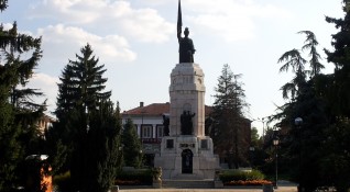 Неизвестни засега вандали поругаха паметника Майка България във Велико Търново