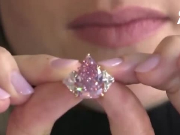 Розов диамант беше пуснат на търг за 35 млн. долара.