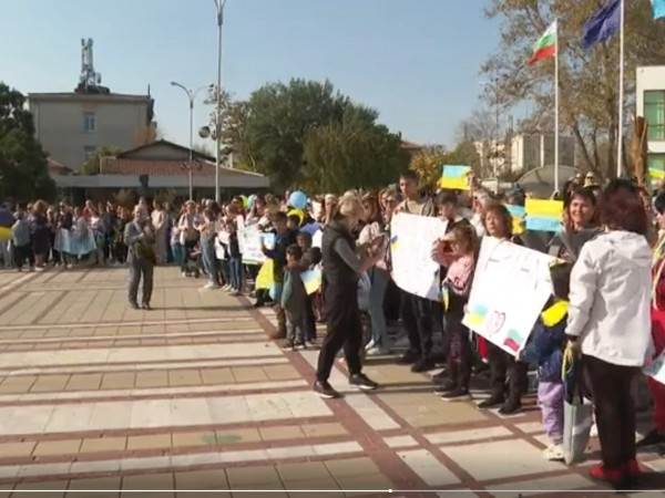 Украинци излязоха на протест в Приморско. Причината са неяснотите около