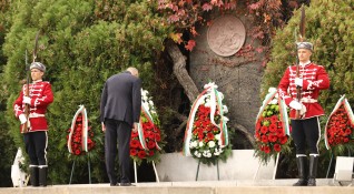 Президентът Румен Радев отдаде почит пред паметта на загиналите за