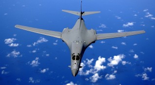 САЩ изпращат стратегически бомбардировач за участие в съвместните военни учения