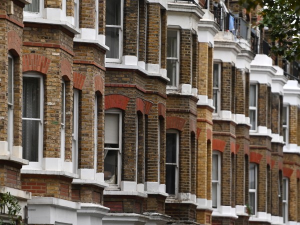 Цените на жилищата във Великобритания спаднаха през октомври с най-бързия