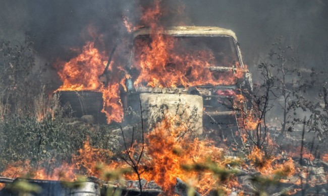 Близо 100 военни гасят пожари в страната 