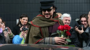 Певецът Филип Киркоров удари с букет цветя в лицето мъж