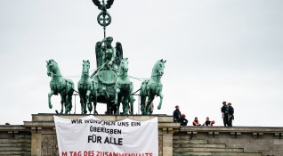 Екоактивисти проведоха протест пред Бранденбургската врата в Берлин съобщи РТЛ