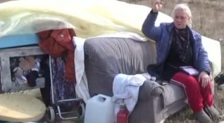 Месеци вече жена живее под открито небе в Родопите Бездомна е