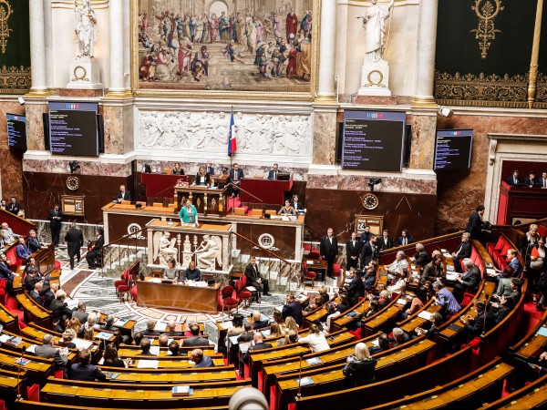Френските народни представители ще са задължени да носят сако в