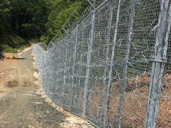 Заради нарушения при изграждането на оградата на границата с Турция,