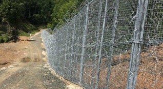 Заради нарушения при изграждането на оградата на границата с Турция