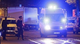 Полицейски служител е бил намушкан до смърт снощи в Скарбек