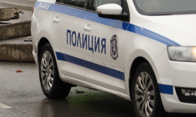 Кола се удари в жилищна сграда в София, след удар с друг автомобил