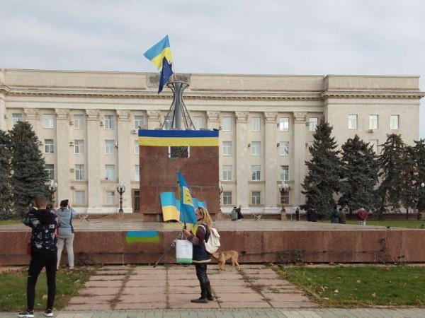 Украинските знамена бяха издигнати на различни сгради в Херсон, включително