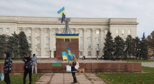 Украинските знамена бяха издигнати на различни сгради в Херсон включително