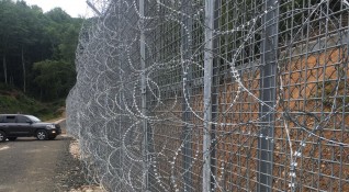 Много критики се отправиха към оградата по границата ни с