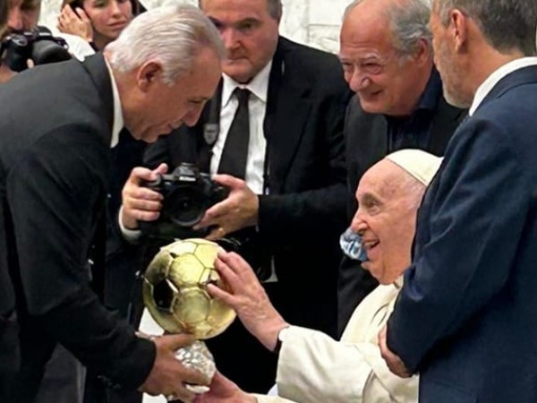 Легендарният ни футболист Христо Стоичков се срещна с папа Франциск.