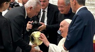 Легендарният ни футболист Христо Стоичков се срещна с папа Франциск