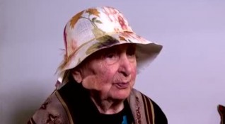 Вече е на 103 години, но още работи като дистрибутор на
