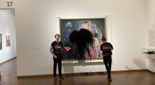 Eкоактивисти изляха черна течност върху шедьовъра на австрийския художник Густав