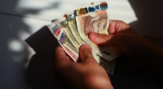 Общо 27 на сто от българите срещат затруднения при плащането
