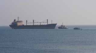 Корабът Царевна който повече от 8 месеца беше блокиран в